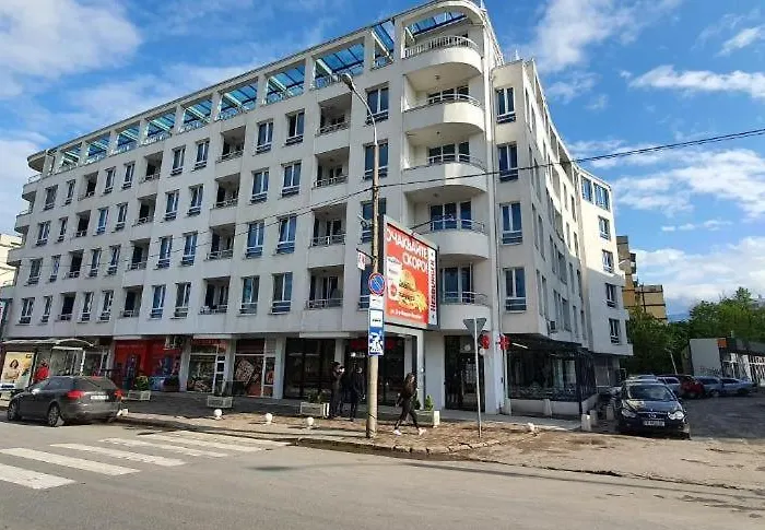 Colonel Apartment 957