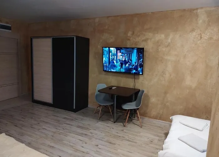 Colonel Apartment 957
